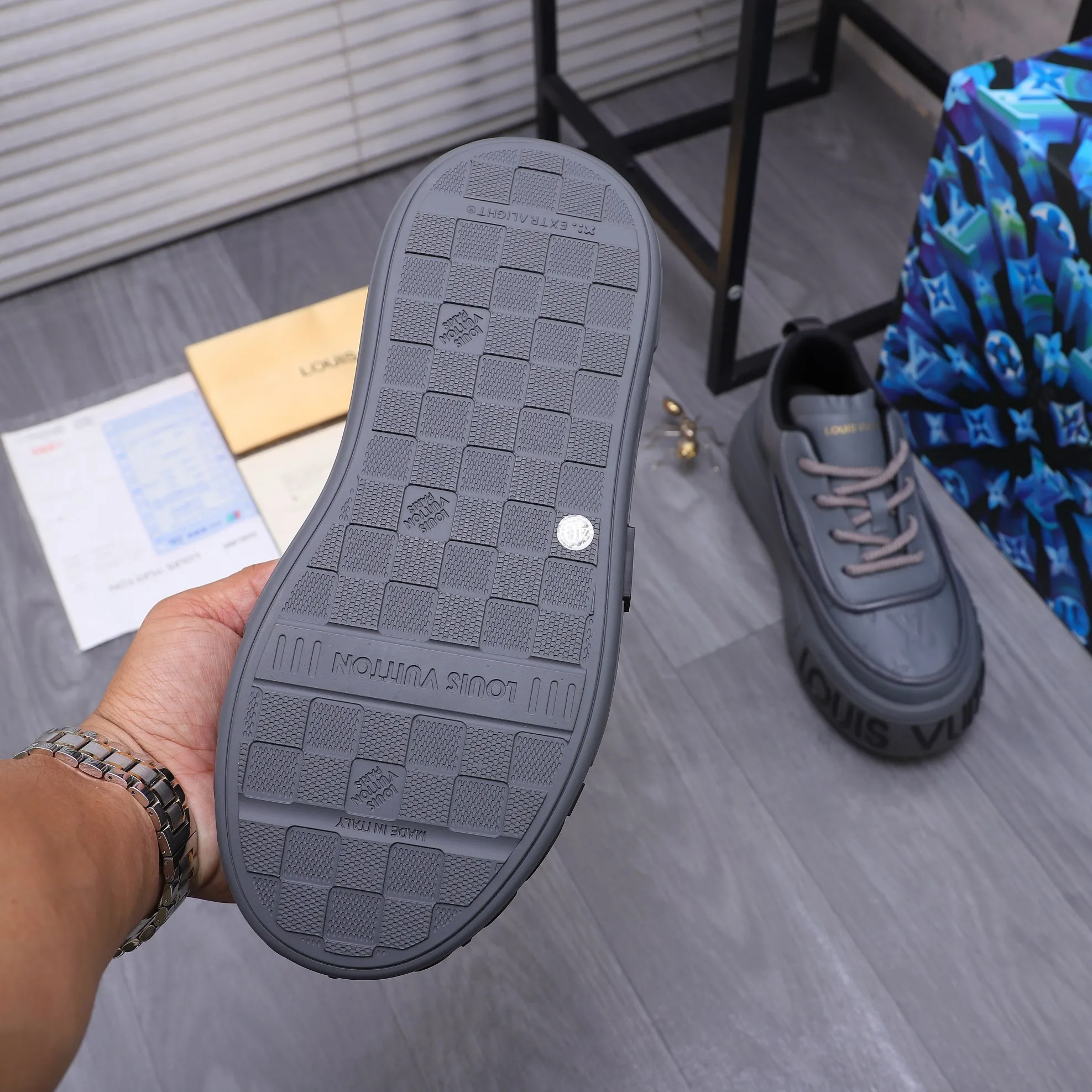 Men's shoes 💰560 Product trademark: LV [Louis Vuitton] casual shoes, regular size. Size: 38-46 (38.45.46 is custom-made and non-returnable) Product materials: Selected high-quality cowhide stitching embossed cowhide upper, cowhide insole, mesh lining, original outsole